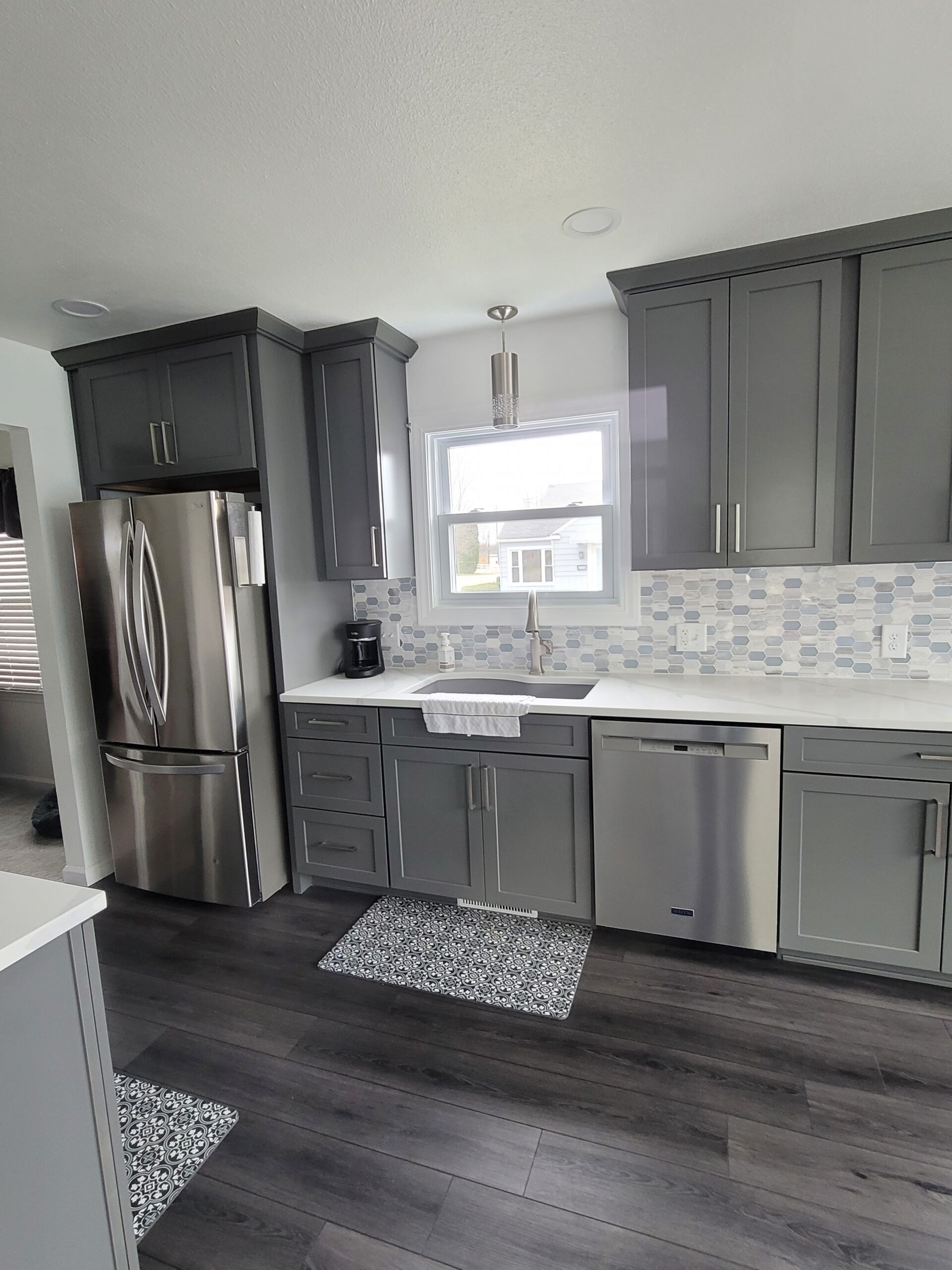 Read more about the article Gray and white kitchen