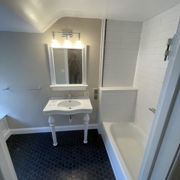 Classic tiled surround - Bathroom Remodeling | Remodeltoledo