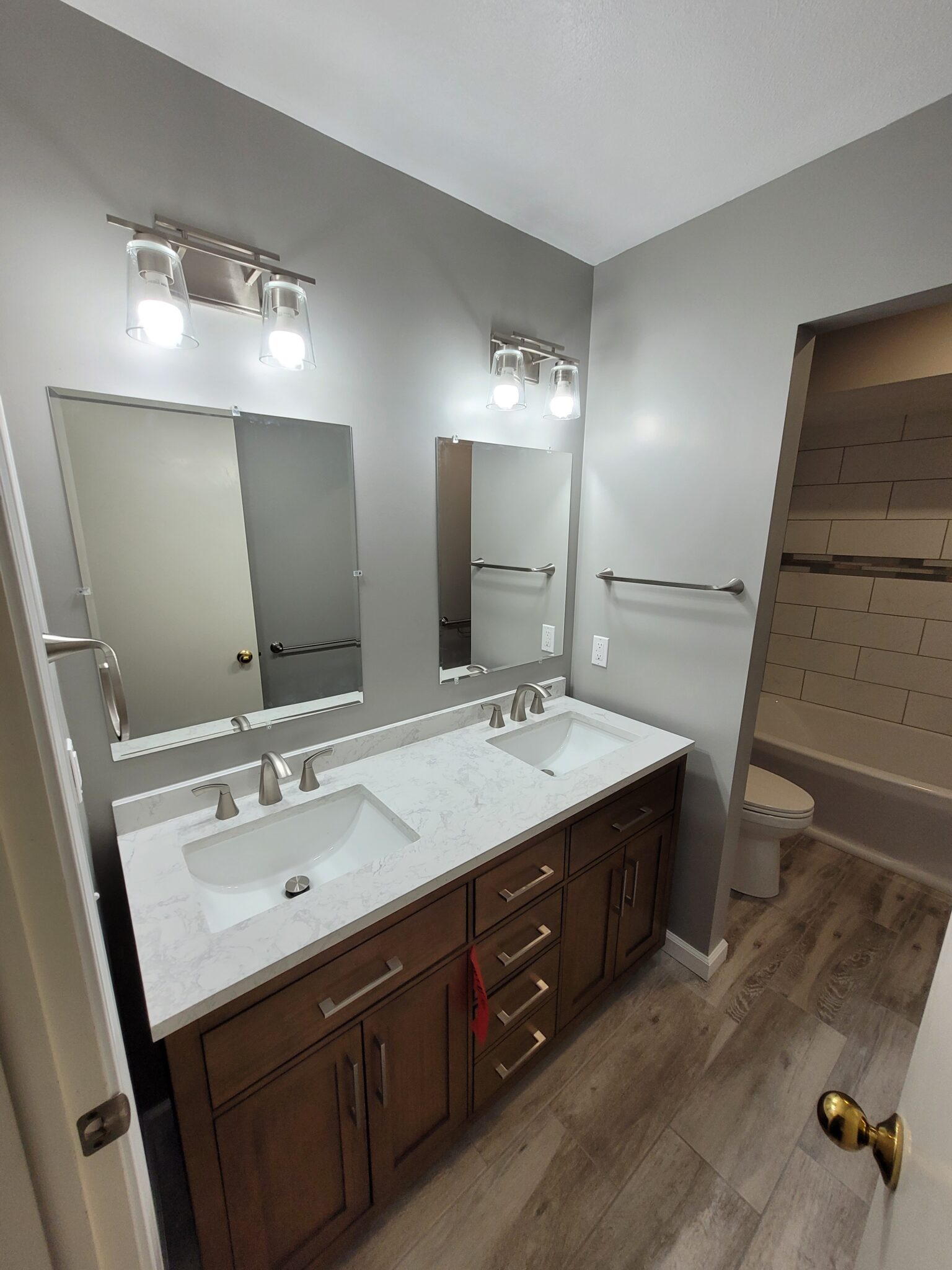 Modern earth-tone bathroom - Bathroom Remodeling