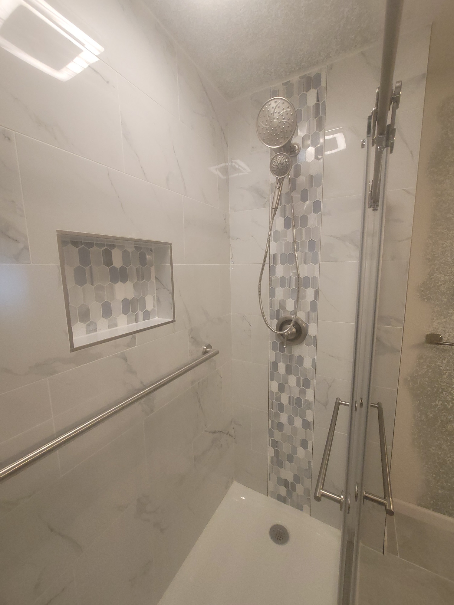 Read more about the article Shower with a tile rainfall accent