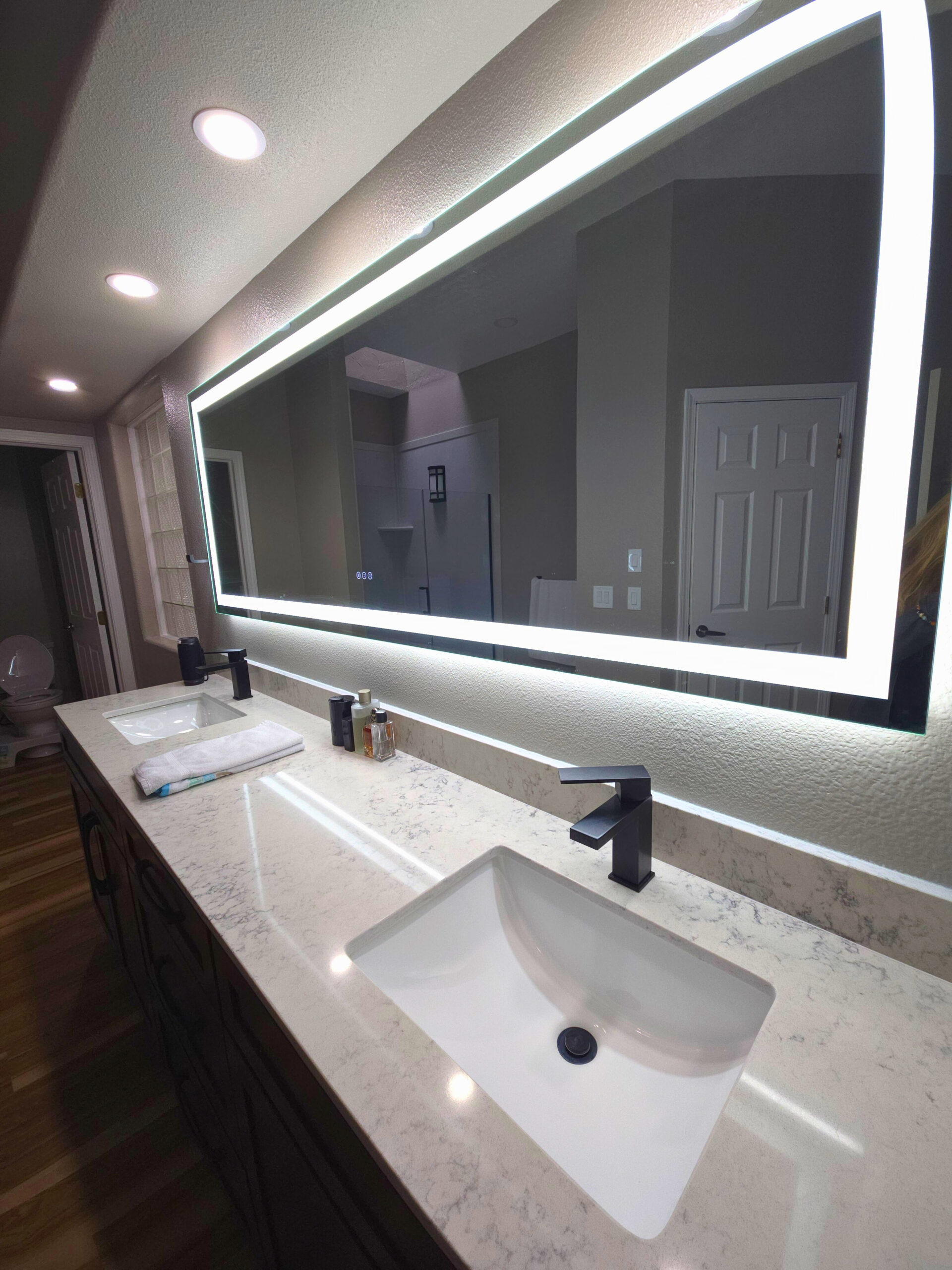 Read more about the article Bathroom with Large LED Mirror