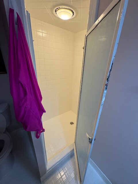 Beautiful Tiled Bathroom!