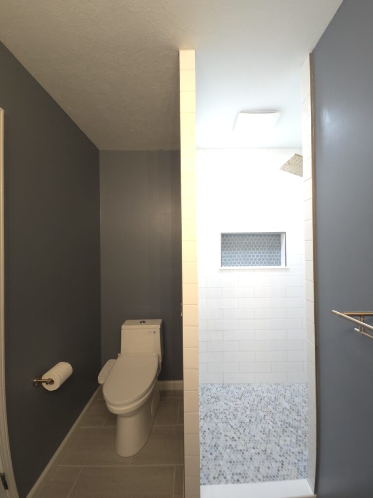 Beautiful Tiled Bathroom!
