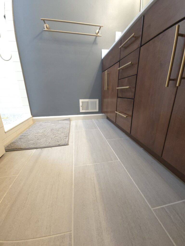 Beautiful Tiled Bathroom!